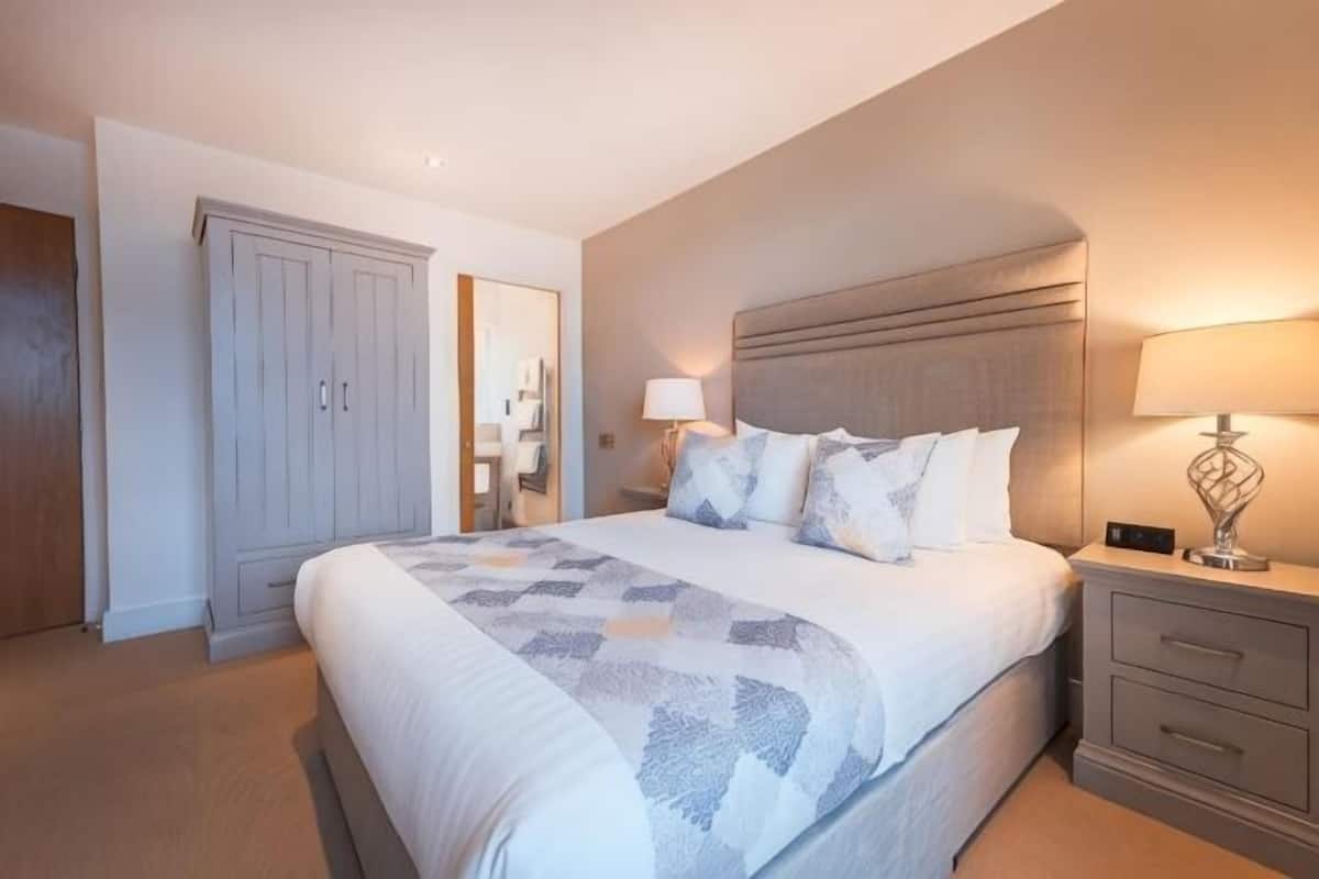 1 bedroom, in-room safe, iron/ironing board, free WiFi