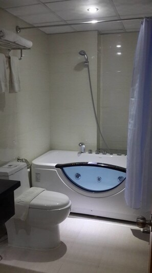 Royal-Suite | Badezimmer | Dusche, Regendusche, kostenlose Toilettenartikel, Haartrockner