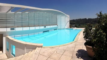 Alberca al aire libre y camastros