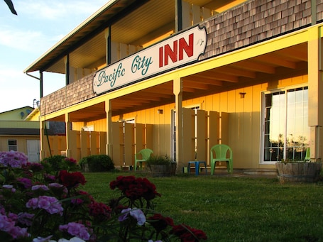 Exterior. Pacific City Inn