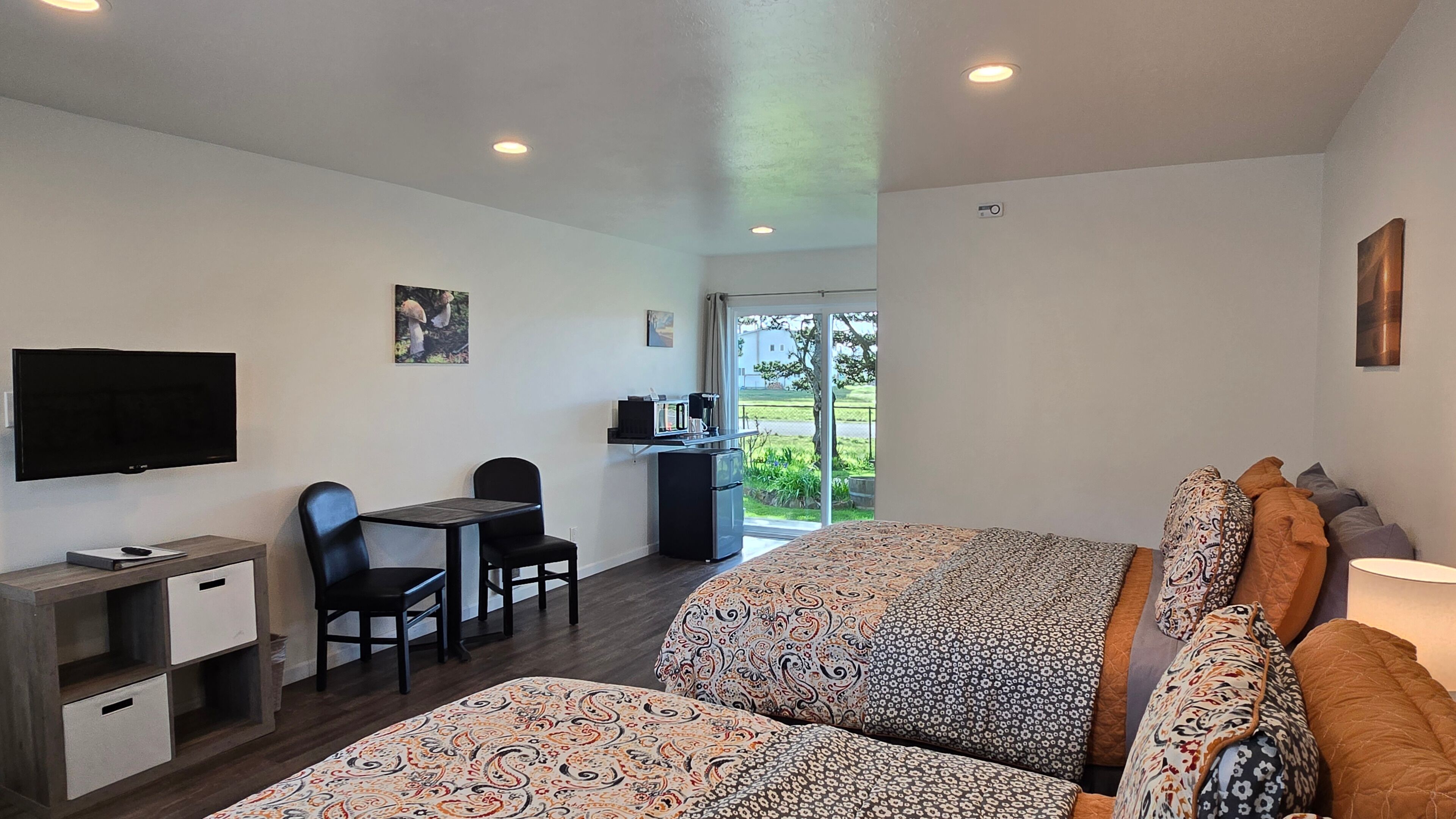 deluxe 2 queens, downstairs dog-friendly | living area | 32-inch flat-screen tv with satellite channels, streaming services