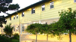 Un bâtiment à deux étages avec un jardin à l’avant.