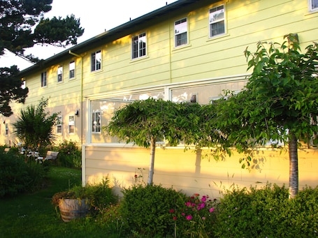 Garden. Pacific City Inn