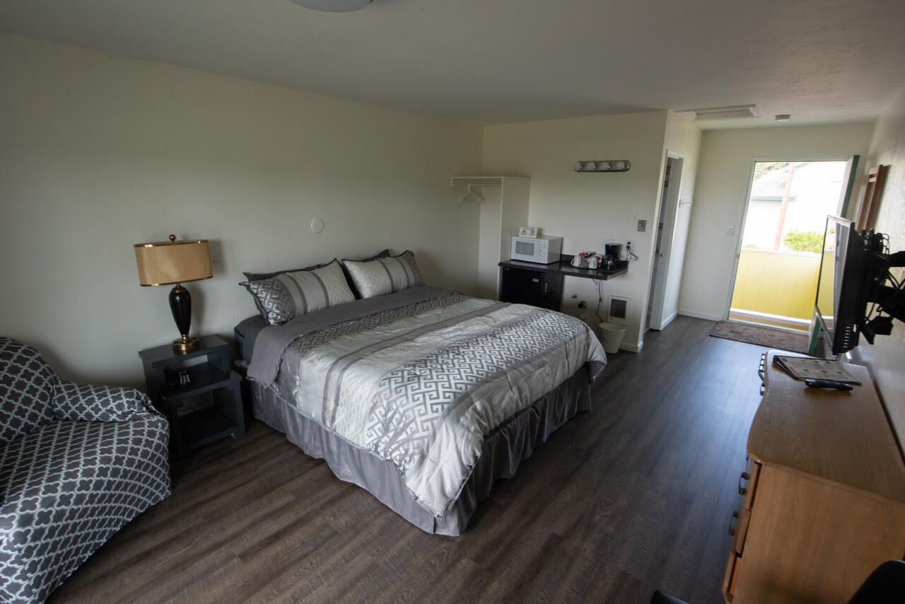 1 king, upstairs with balcony (no pets) | blackout curtains, iron/ironing board, free wifi, bed sheets