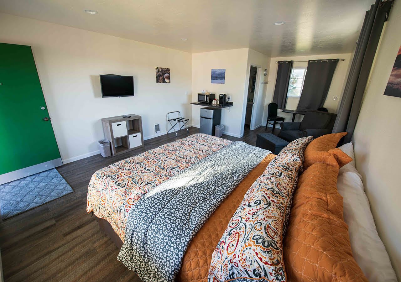 deluxe, 1 king, upstairs (no pets) | blackout curtains, iron/ironing board, free wifi, bed sheets