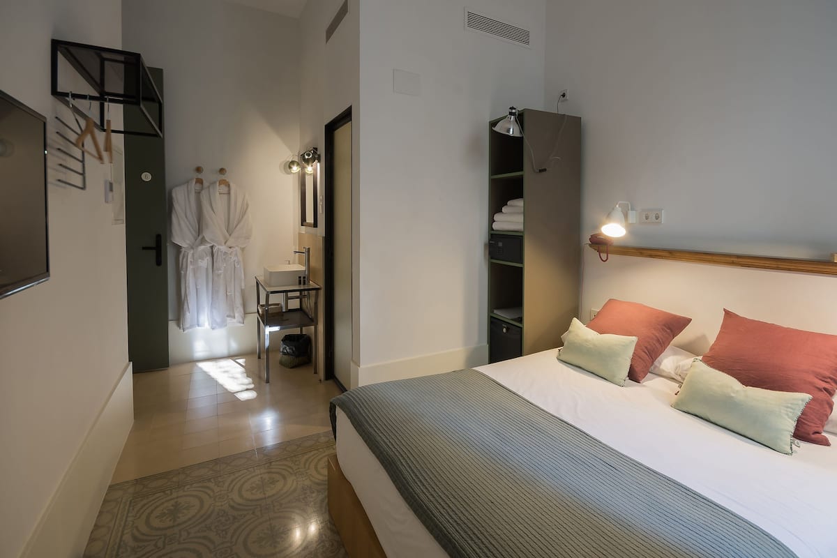 Habitación doble, vista al patio | Sábanas de algodón egipcio, ropa de cama de alta calidad y minibar