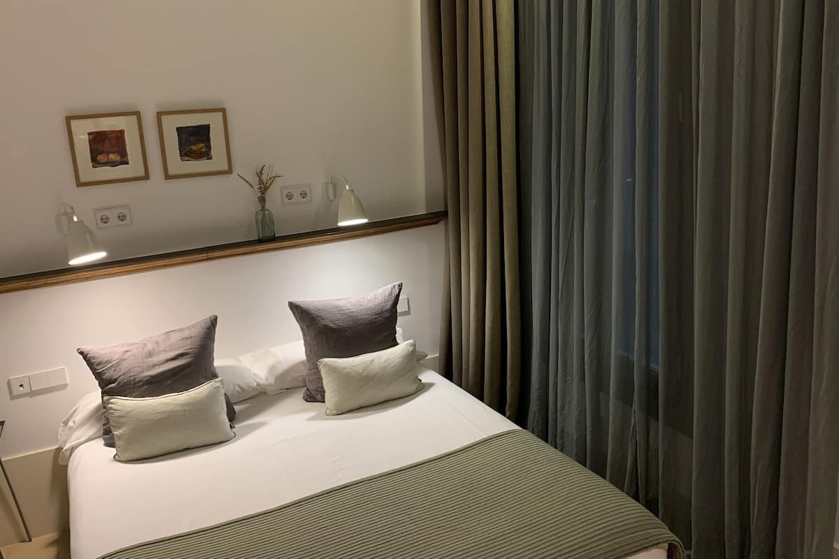 Habitación básica doble (Interior Facing) | Sábanas de algodón egipcio, ropa de cama de alta calidad y minibar