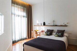 Superior Room, Terrace | Egyptian cotton sheets, premium bedding, minibar, in-room safe - Casa Mathilda (Barcelona)