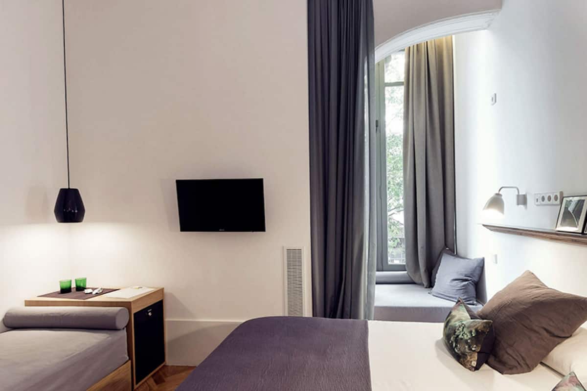 Habitación a calle con mirador | Sábanas de algodón egipcio, ropa de cama de alta calidad y minibar