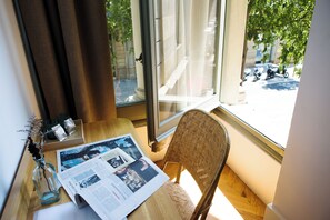 Superior Room (with a bow-window facing the street) | Egyptian cotton sheets, premium bedding, minibar, in-room safe - Casa Mathilda (Barcelona)