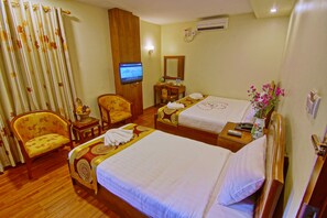 Superior Room | Bar mini, peti besi dalam bilik, meja, katil lipat simpan/tambahan 