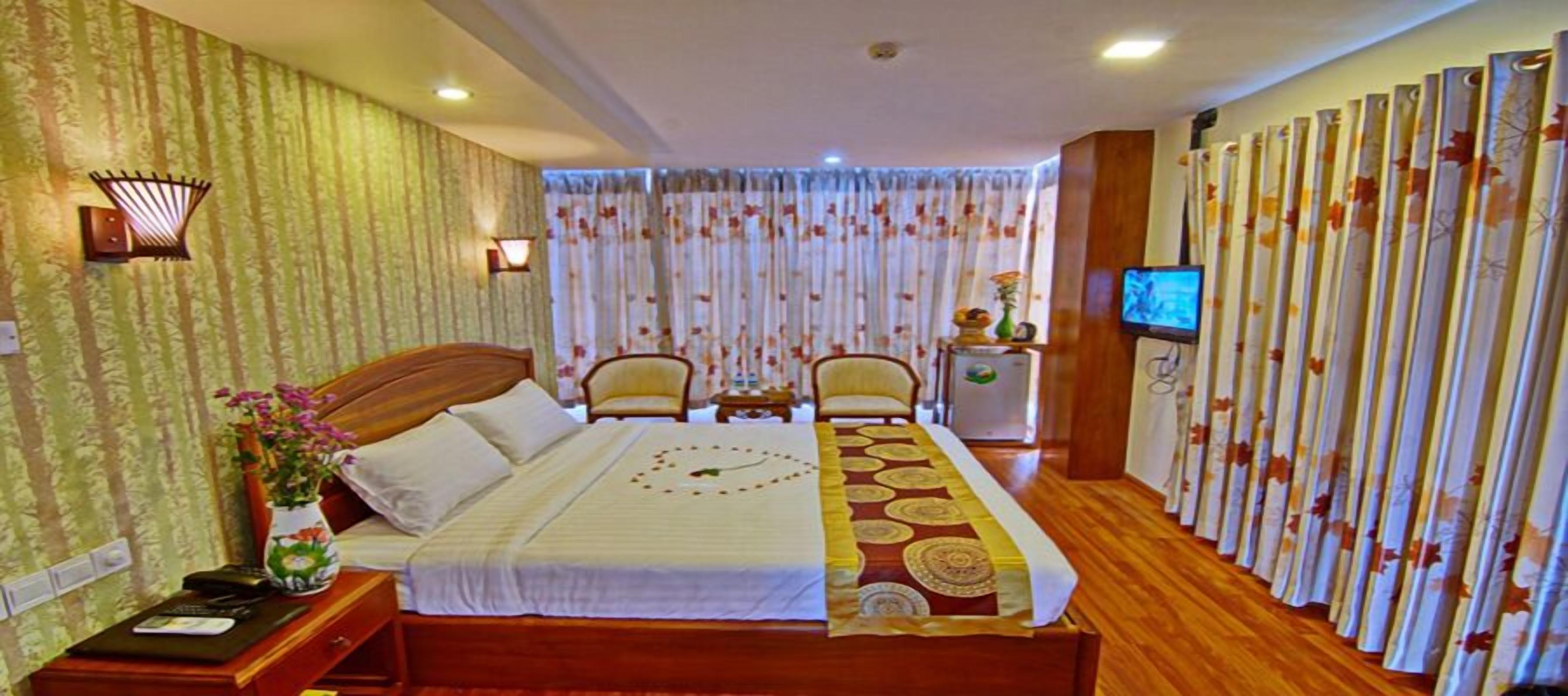 deluxe room | minibar, in-room safe, desk, rollaway beds