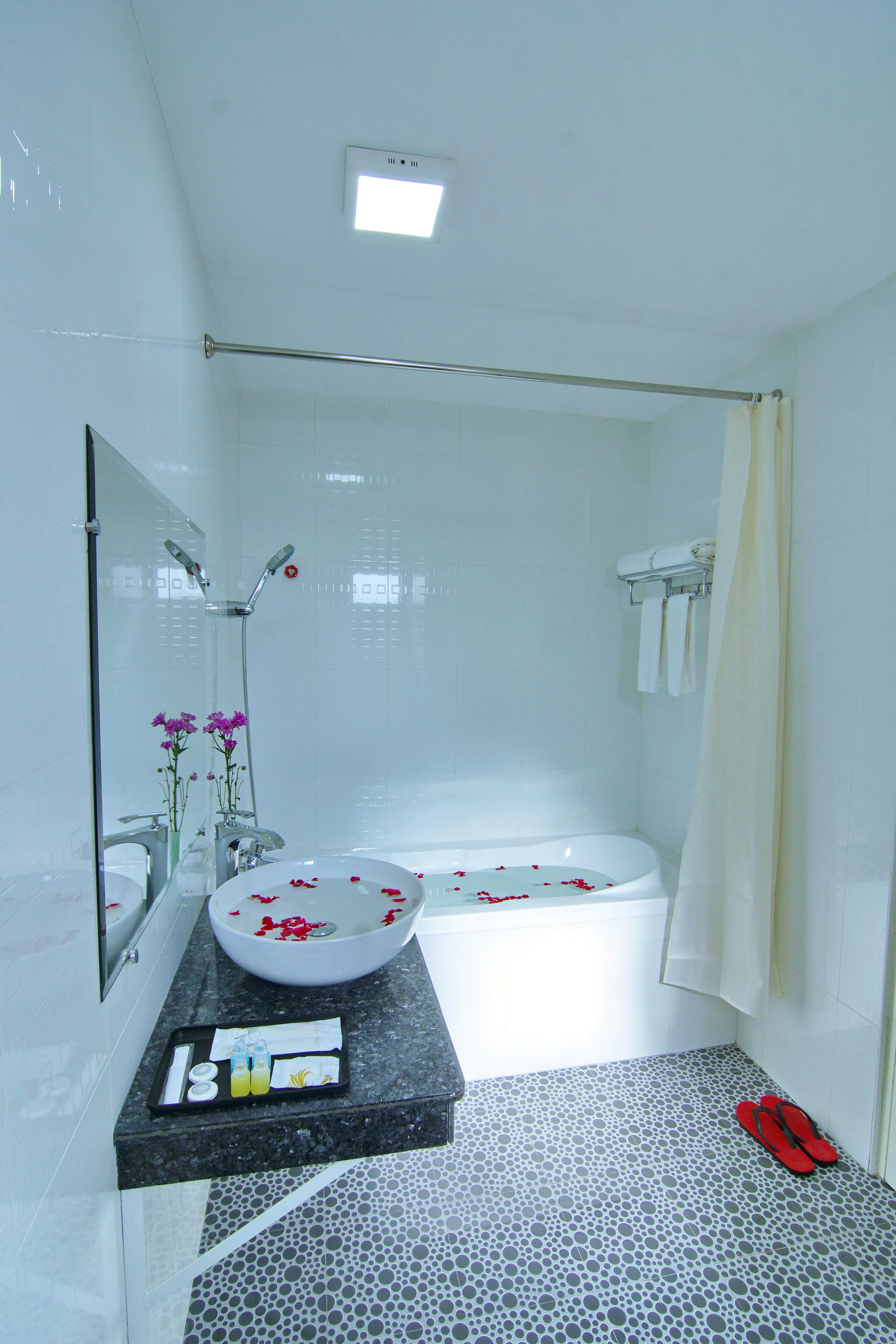 superior room | minibar, in-room safe, desk, rollaway beds