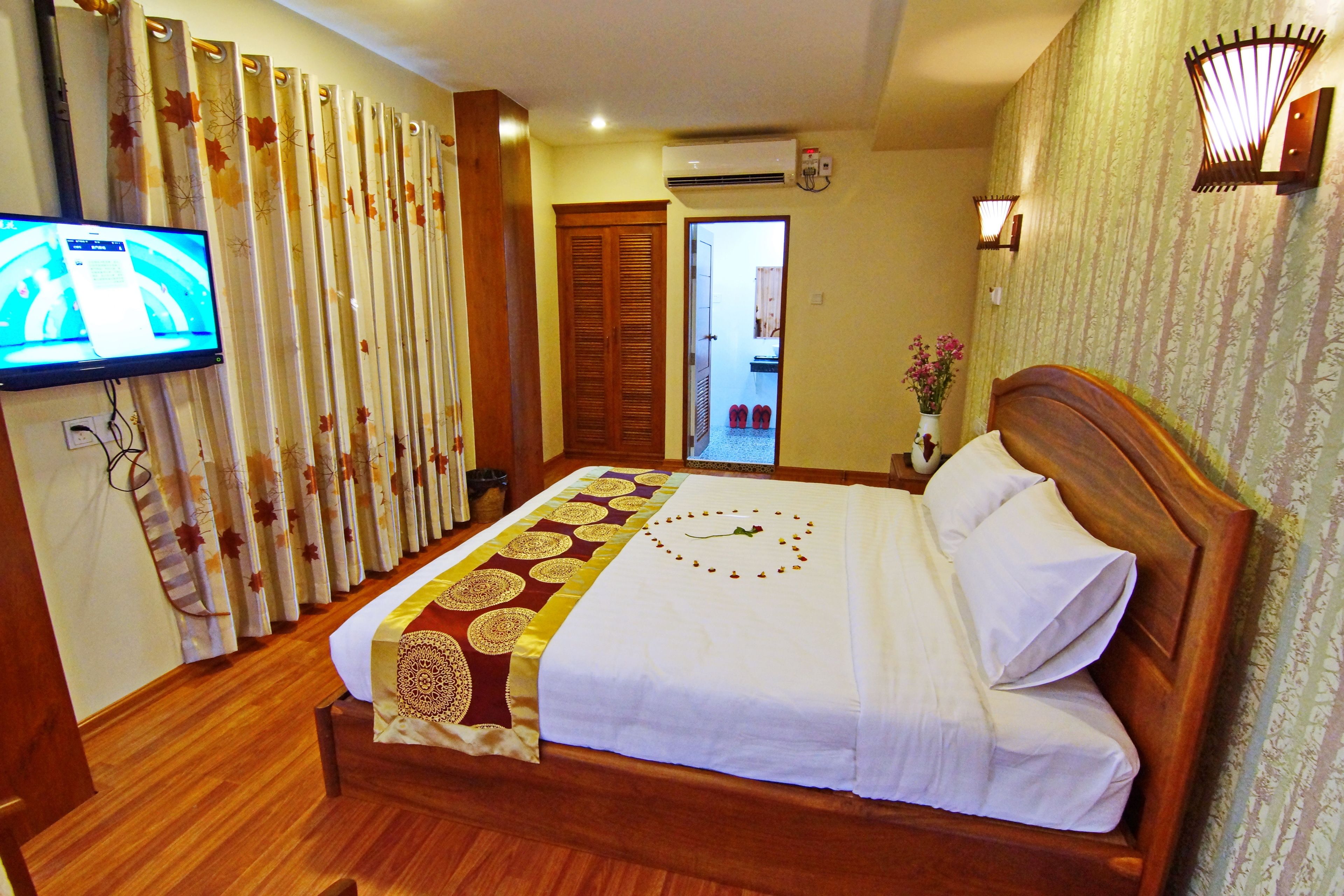 deluxe room | minibar, in-room safe, desk, rollaway beds