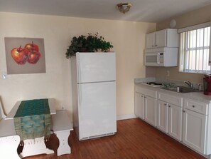 Bungalow Premier, 1 cama de matrimonio con sofá cama, vistas a la playa | Servicio de comidas en la habitación