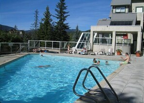 สระว่ายน้ำกลางแจ้ง