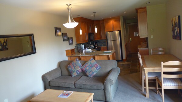 ห้องพัก, 2 ห้องนอน (Room 201) | บริเวณนั่งเล่น