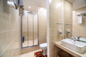 Luksus-suite - 1 dobbeltseng - ikke-ryger | Badeværelse | Bruser, gratis toiletartikler, hårtørrer, badekåber