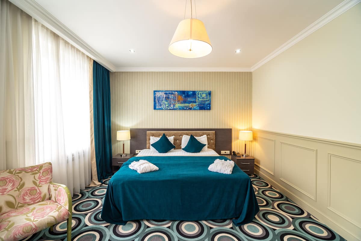 Luxury-Suite, 1 Doppelbett, Raucher | Hochwertige Bettwaren, Minibar, Zimmersafe, Schreibtisch