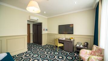 Suite Mewah, 1 Tempat Tidur Double, Boleh Merokok | Ruang keluarga | TV LCD