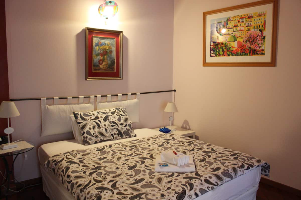 Deluxe tweepersoonskamer, 1 slaapkamer, uitzicht op tuin | 1 slaapkamer, individueel gemeubileerd, een bureau, een laptopwerkplek