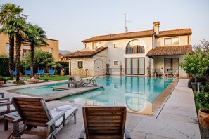 Seasonal outdoor pool, pool umbrellas, pool loungers - La dolce Vita (Montecchia di Crosara)