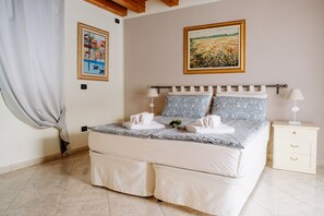 Dobbeltrom – comfort, 1 soverom, bassengutsikt | Individuelt innredet, skrivebord, skrivebord for bærbar PC og lydisolert