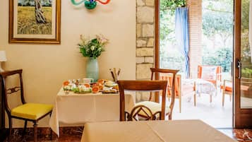 Desayuno bufé gratuito y diario