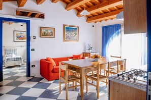 En 22-tommers Flatskjerm-TV med digitale kanaler samt TV