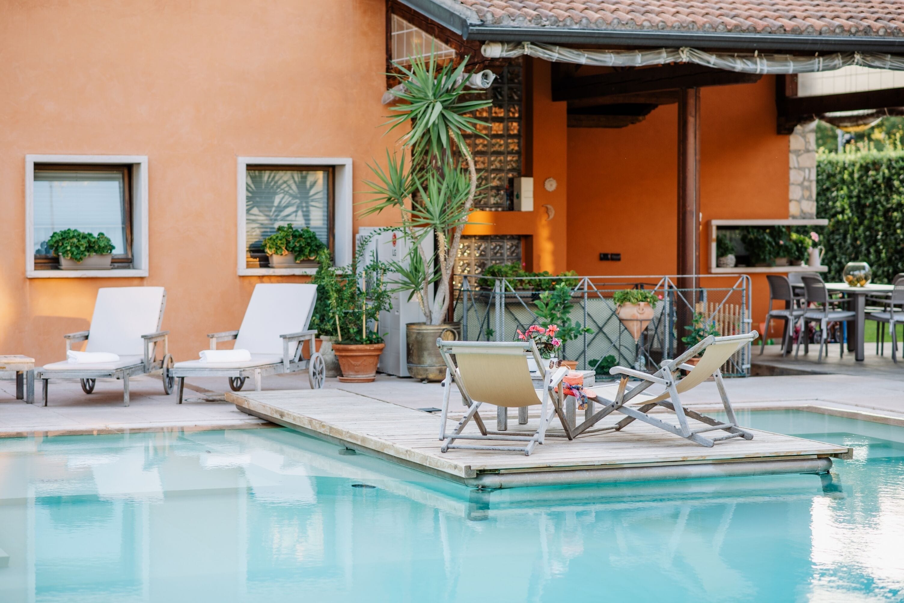 Een seizoensgebonden buitenzwembad en parasols bij het zwembad