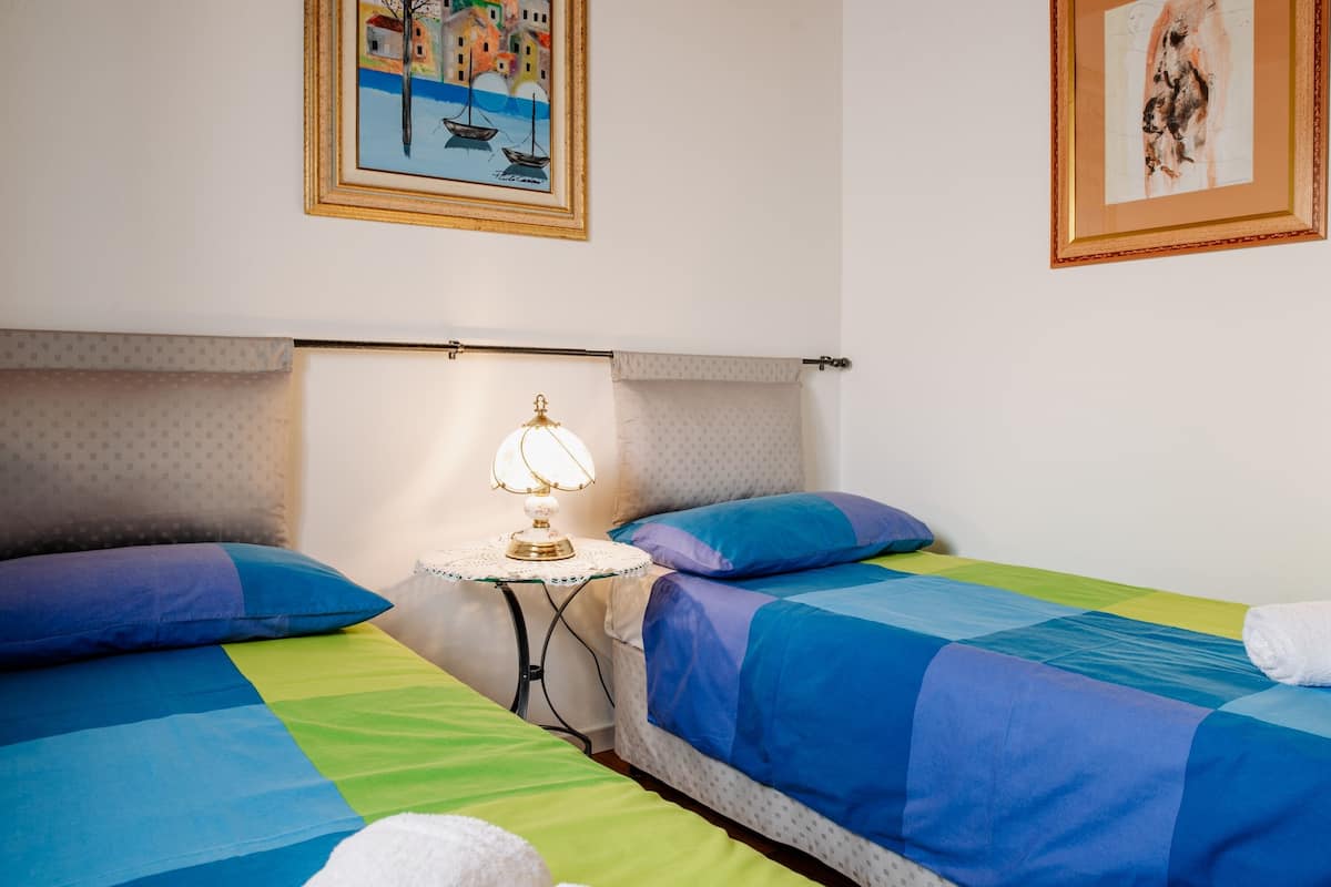 Standaard appartement, 2 slaapkamers, aan het zwembad | 1 slaapkamer, individueel gemeubileerd, een bureau, een laptopwerkplek