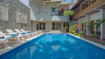 Outdoor pool, free cabanas, sun loungers