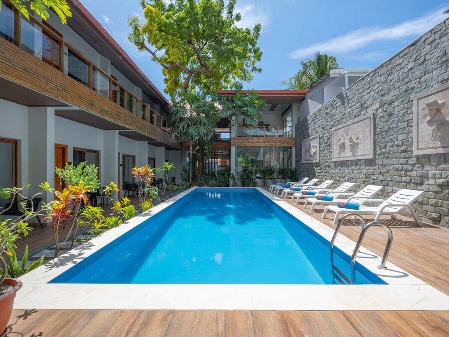 Outdoor pool, free pool cabanas, pool loungers