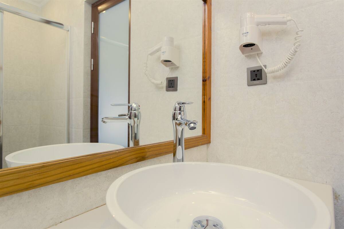 deluxe double room | bathroom amenities | rainfall showerhead, free toiletries, hair dryer, towels