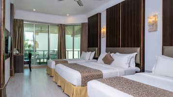 Family Room | Couette en duvet d'oie, minibar, coffres-forts dans les chambres