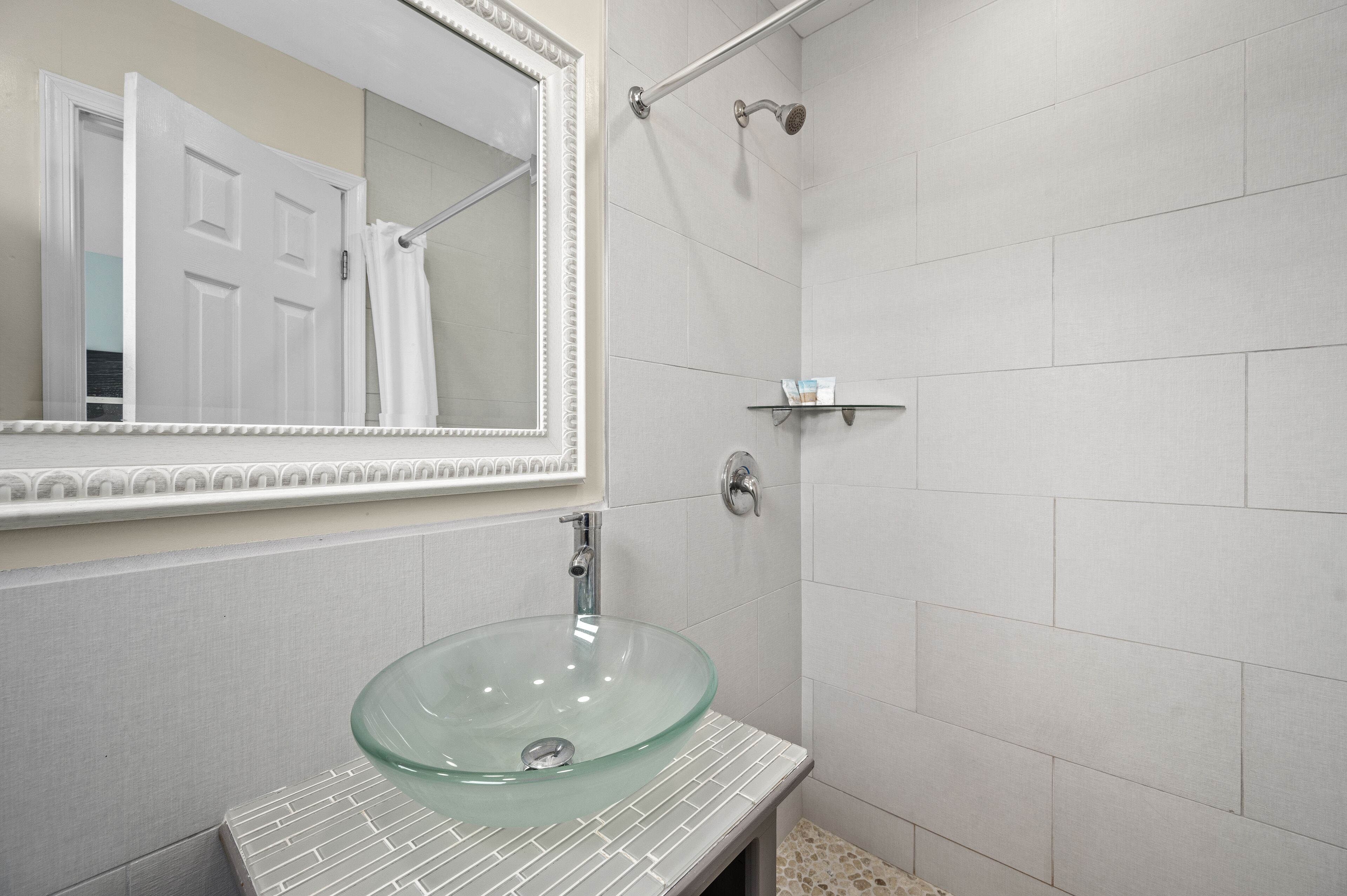 Shower, free toiletries, hair dryer (on request), towels