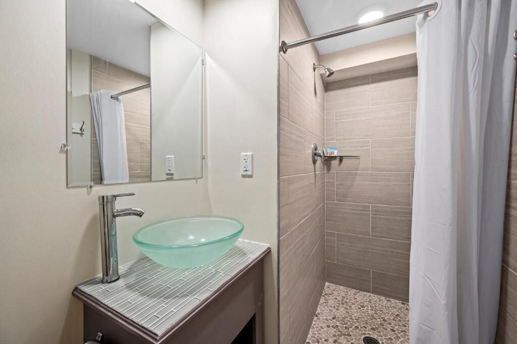 Suite Deluks, 1 Tempat Tidur Queen dengan tempat tidur Sofa | Kamar mandi | Shower, perlengkapan mandi gratis, pengering rambut, dan handuk