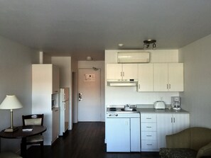 Soundproofing, free WiFi, bed sheets - Duvernay Studios and Suites (Gatineau)