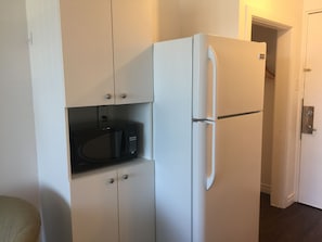 冷蔵庫、電子レンジ、コンロ、コーヒー / ティーメーカー