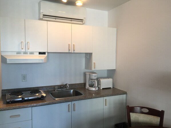 Basic Single Room, 1 Bedroom | Private kitchen | Fridge, microwave, stovetop, coffee/tea maker
