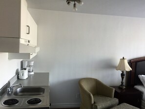 Basic Studio, 1 Queen Bed