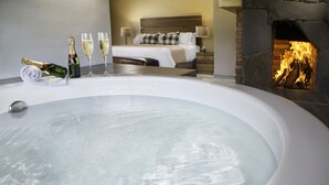Suite de lujo, 1 cama King size, refrigerador y microondas | Tina de hidromasaje
