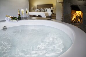 Luxury Suite, 1 King Bed, Refrigerator & Microwave | Jetted tub