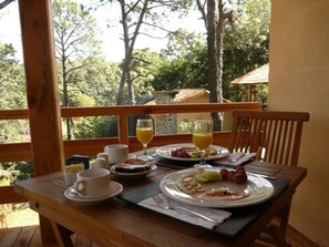 Daily cooked-to-order breakfast (MXN 130 per person)