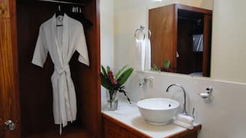 Chambre Standard, 2 lits doubles | Salle de bain | Articles de toilette gratuits, sĂšche-cheveux, serviettes fournies