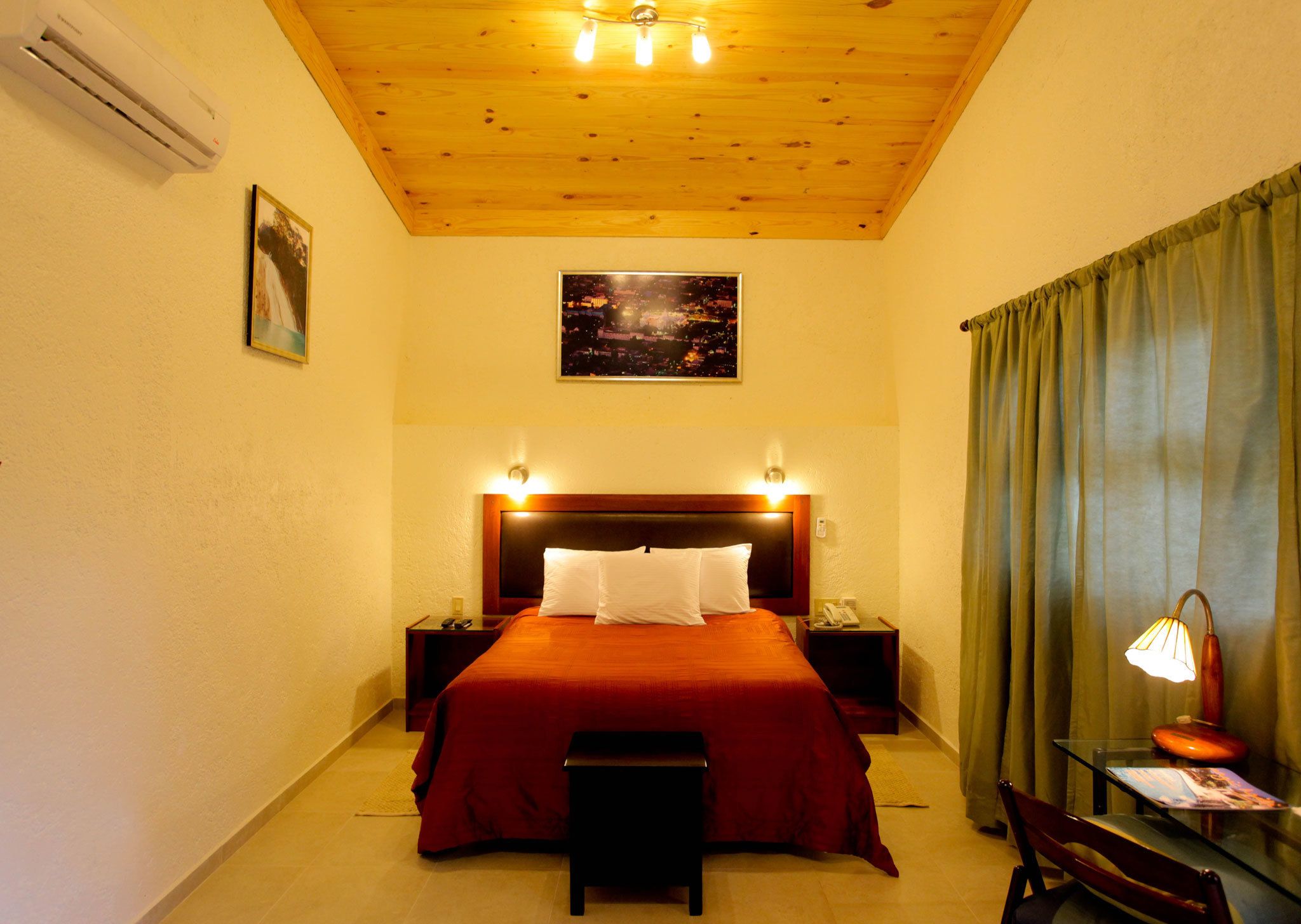 غرفة عادية - سرير مزدوج | خزنة داخل الغرفة ومكتب وواي فاي مجانًا