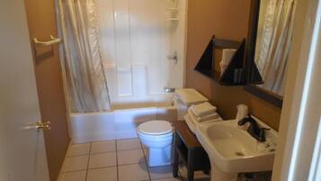 Kombinert dusj/badekar og håndklær