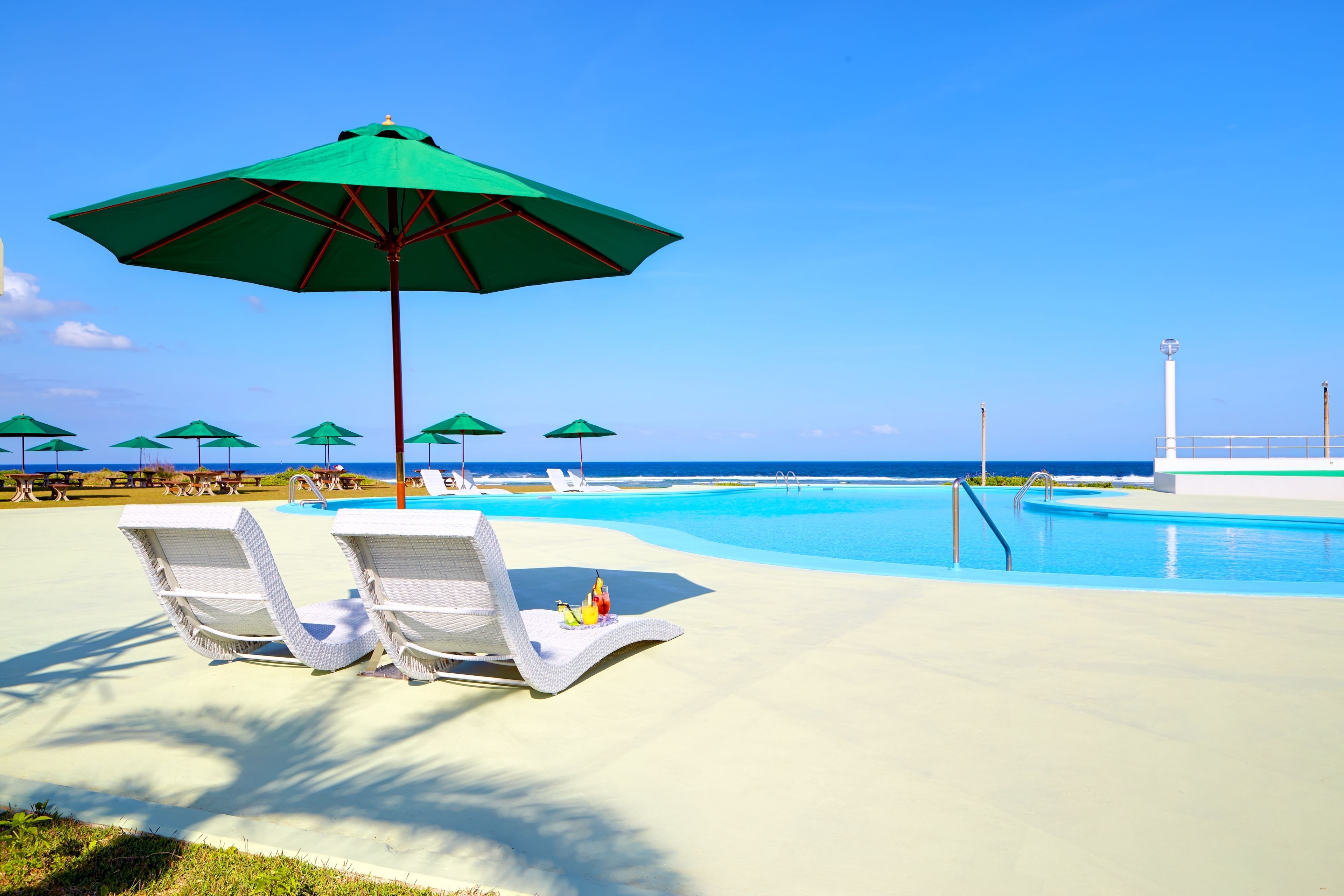 시즌별로 운영되는 야외 수영장