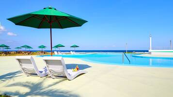 Een seizoensgebonden buitenzwembad