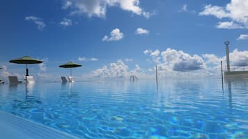 Una piscina al aire libre de temporada